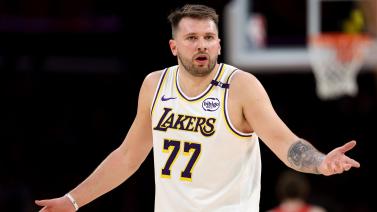 佳夫：作为后卫单场比赛进俩球不常见；沃尔特马德是顶级前锋